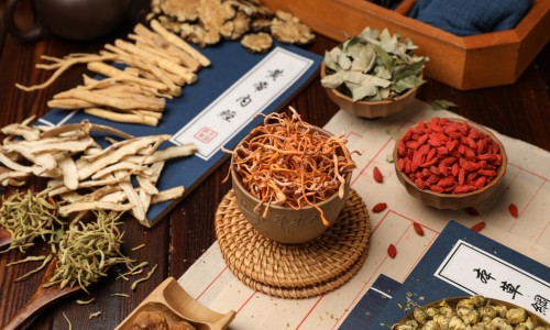 一抹青草本乳膏-一抹清纯中药草本乳膏网 - 为你提供独家一抹清全身乳皮肤外用草本小缓什么攻效、一抹清药膏的作用与功效